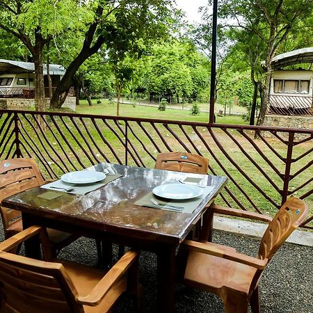 Malwathu Oya Caravan Park Bed and Breakfast Anuradhapura Exterior foto