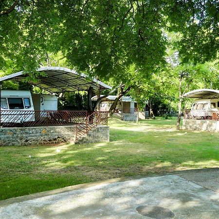 Malwathu Oya Caravan Park Bed and Breakfast Anuradhapura Exterior foto
