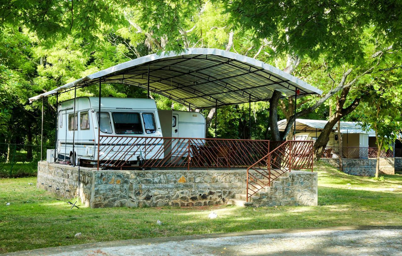 Malwathu Oya Caravan Park Bed and Breakfast Anuradhapura Exterior foto